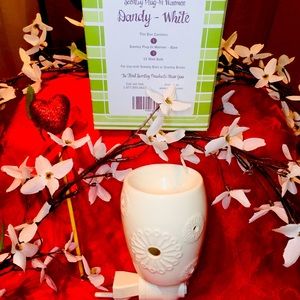 Retired Scentsy Plugin Warmer - Dandy White